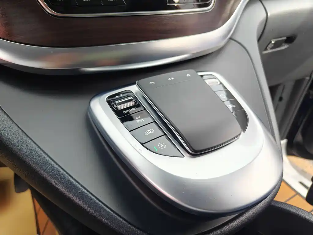 Mercedes-Benz V-Class 2023 — фото 7