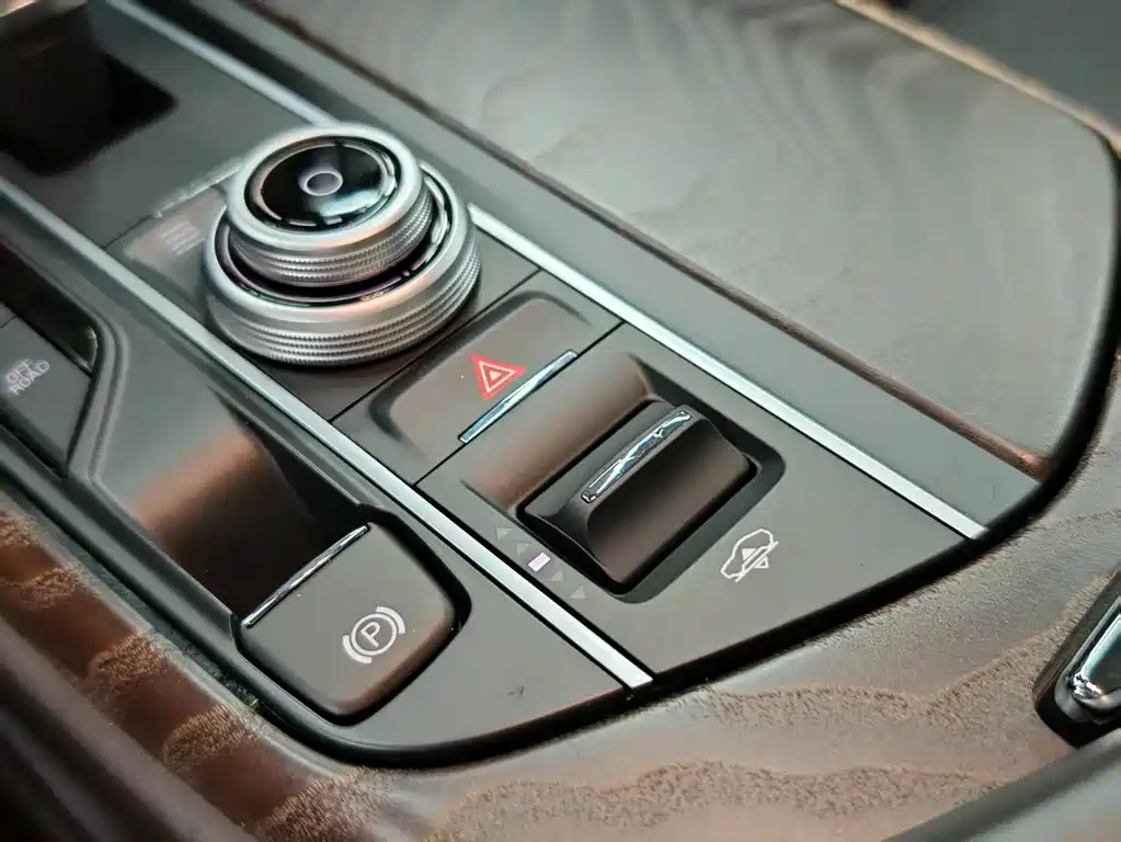Maserati Levante 2017 — фото 25