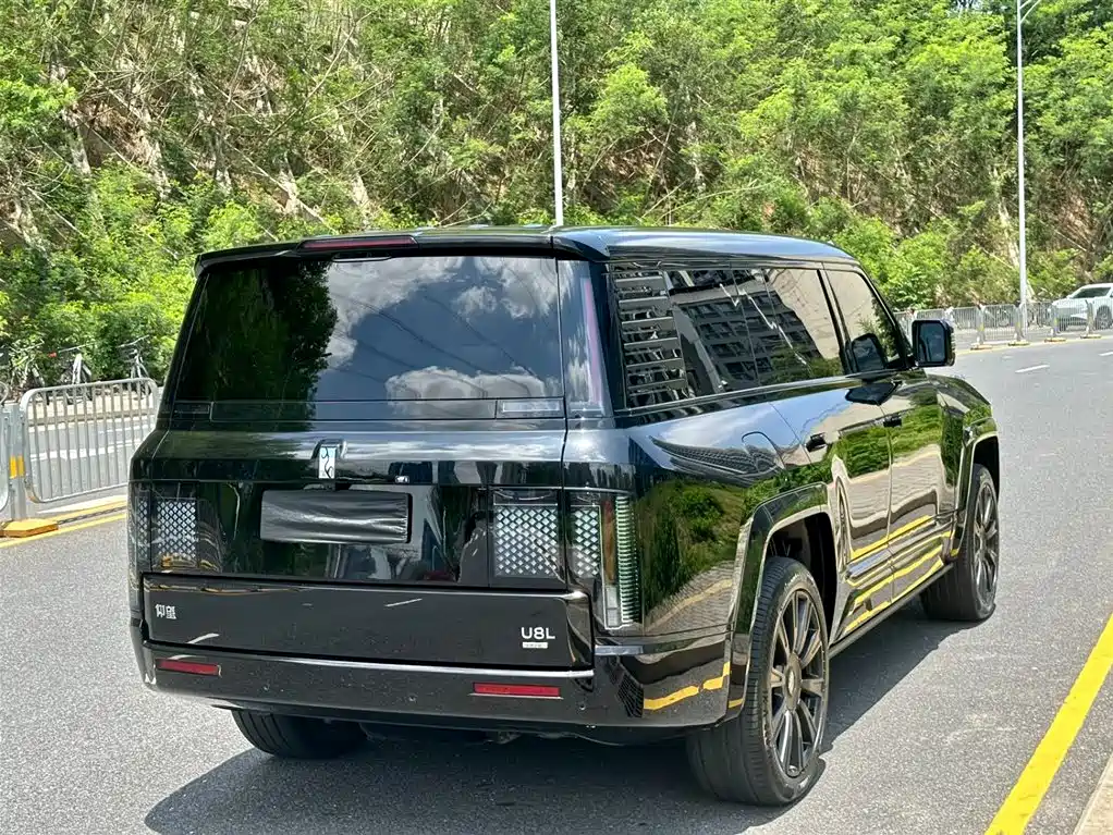 Yangwang U8 L 2026