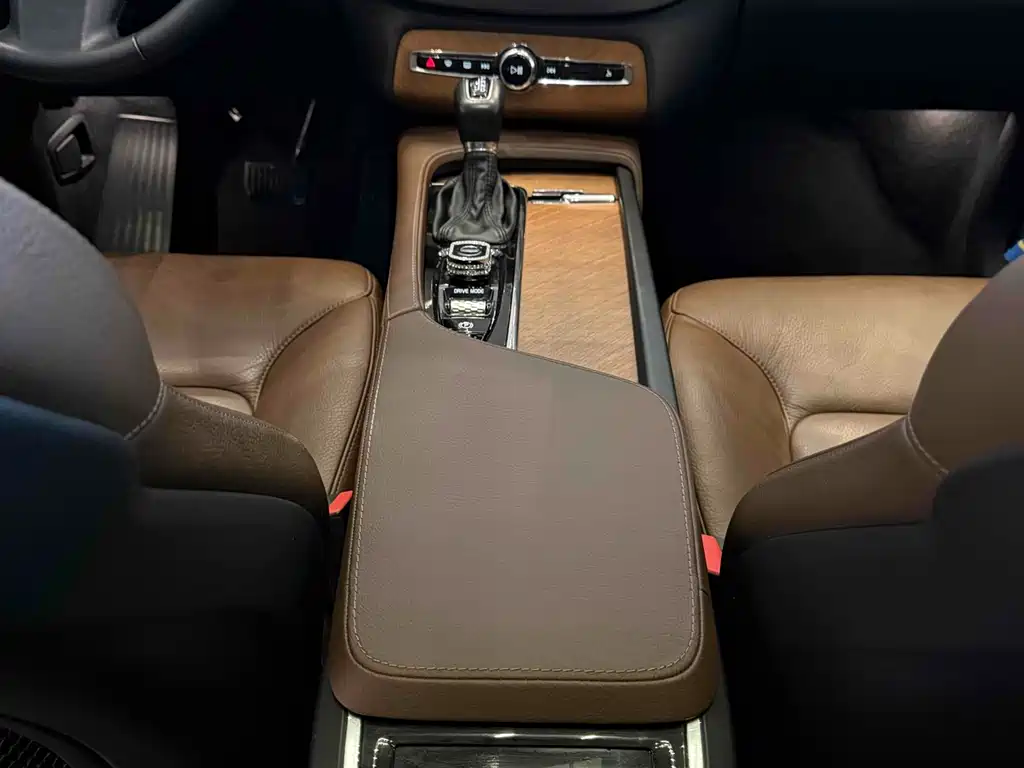 Volvo XC90 2020 — фото 10