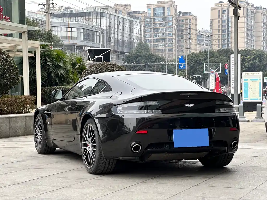 Aston Martin V8 Vantage 2012 — фото 7