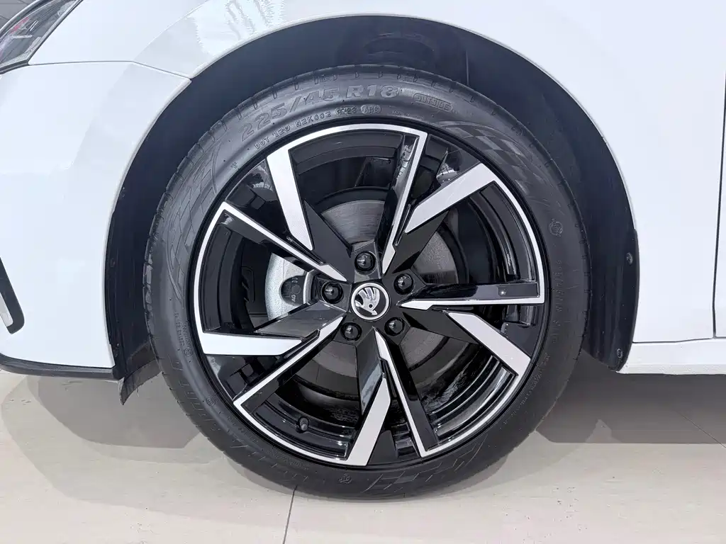 Skoda Octavia 2024 — фото 19