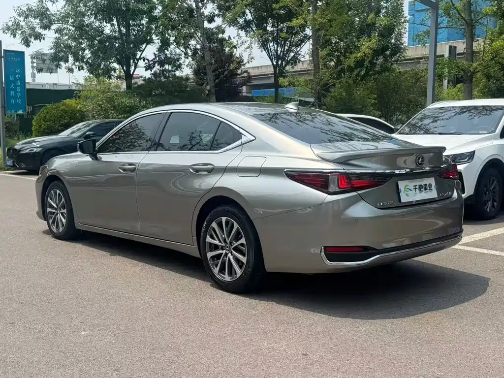 Lexus ES 2023 — фото 15