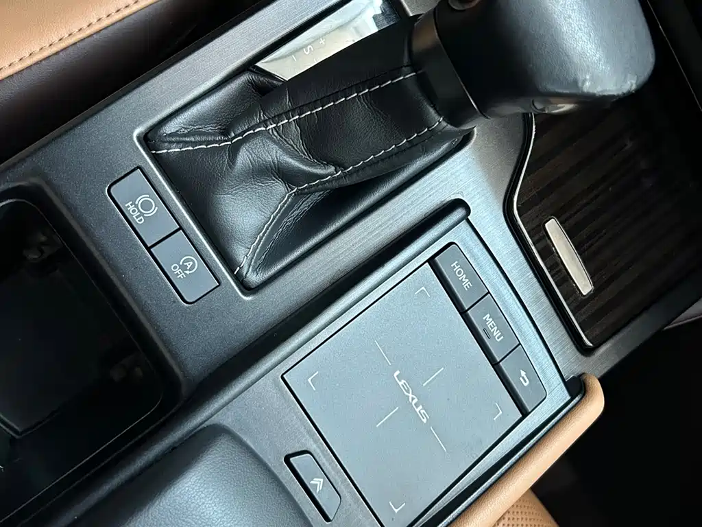 Lexus ES 2019 — фото 17