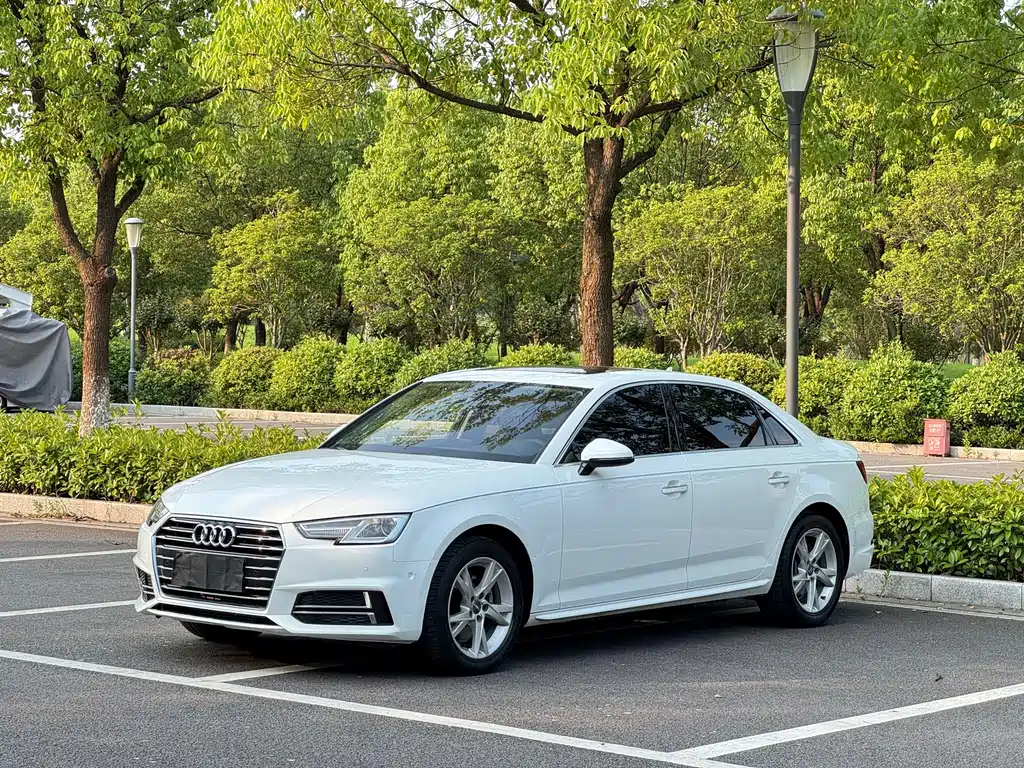 Audi A4L 2019 — фото 1