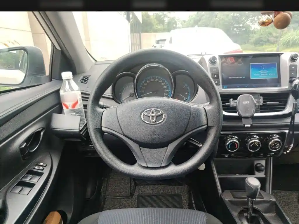 Toyota Yaris L 2019 — фото 13