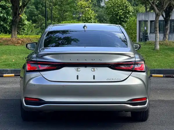 Lexus ES 2025