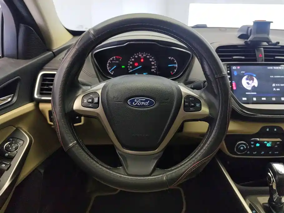 Ford Escort 2015 — фото 15