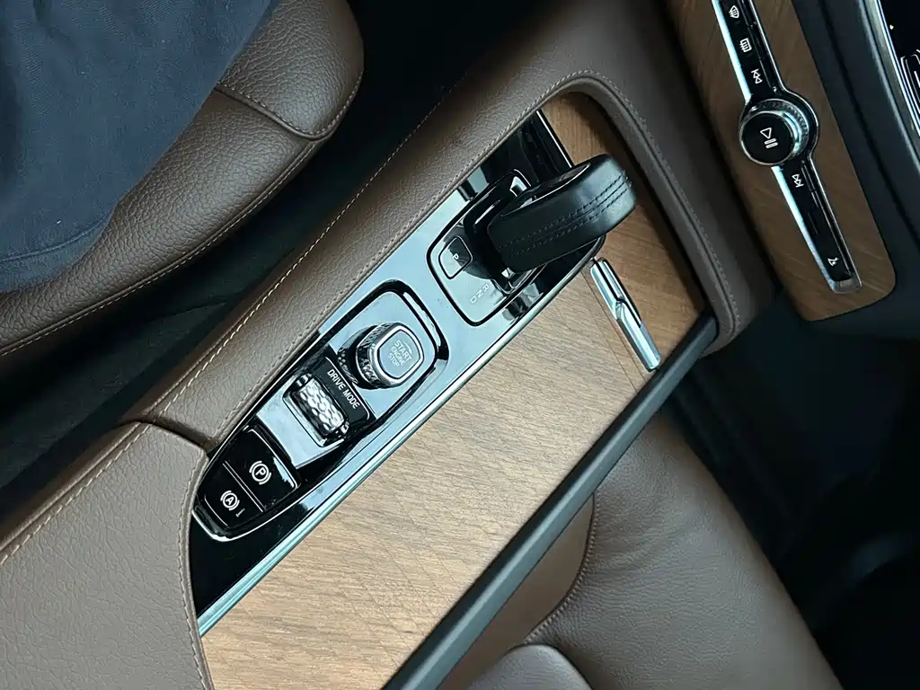 Volvo XC90 2021 — фото 20
