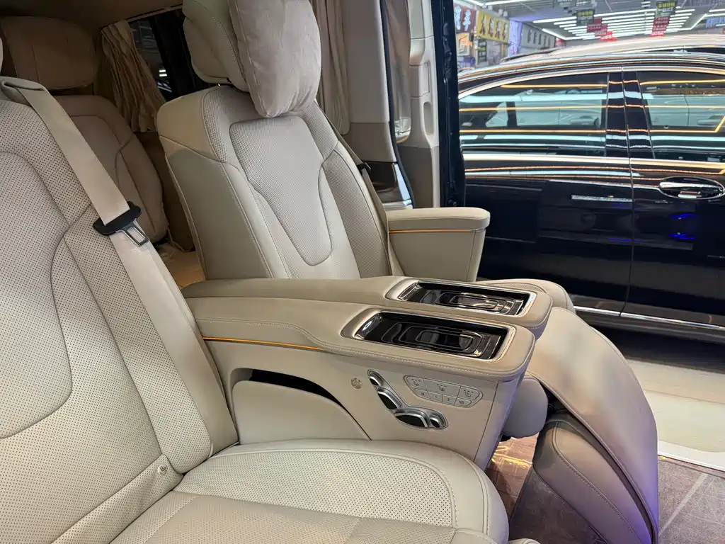 Mercedes-Benz V-Class 2023 — фото 15