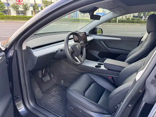 Tesla Model Y 2024