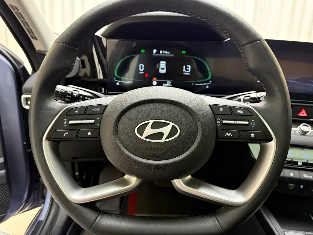 Hyundai Elantra 2023 — фото 10