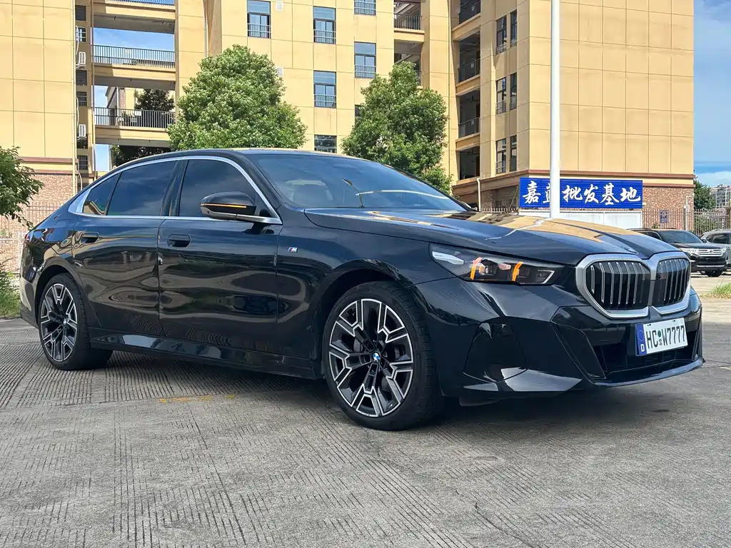 BMW 5 Series 2025 — фото 12