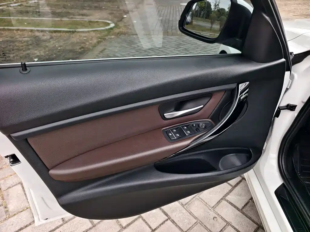 BMW 3 Series 2018 — фото 12