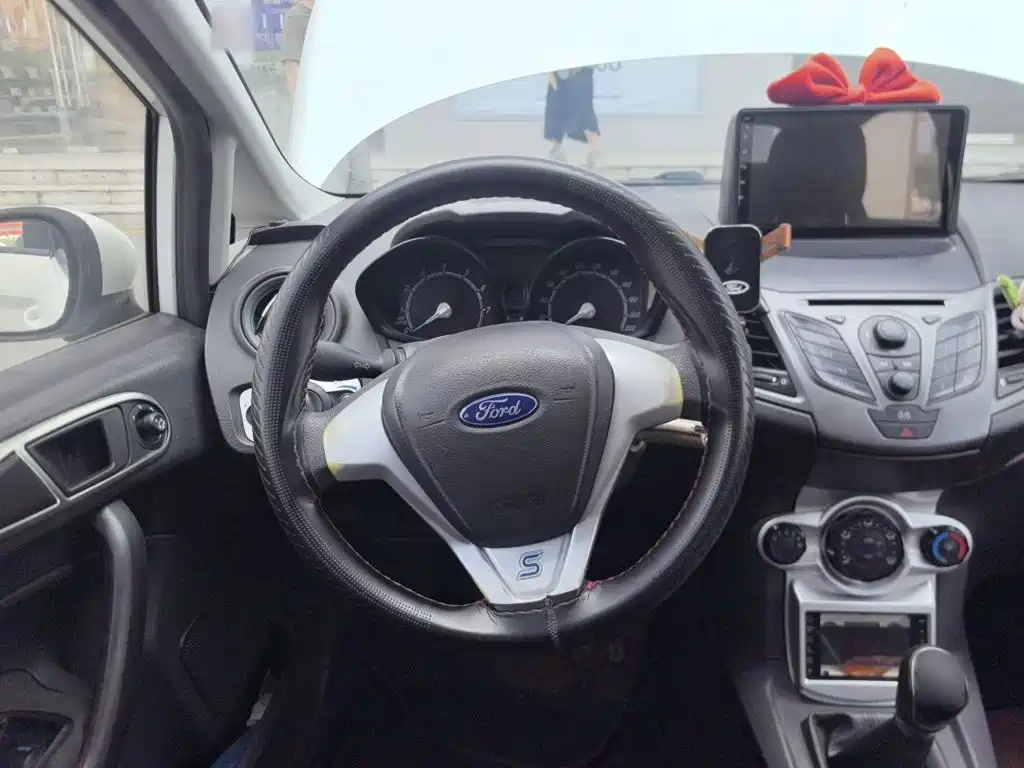 Ford Fiesta 2014 — фото 11