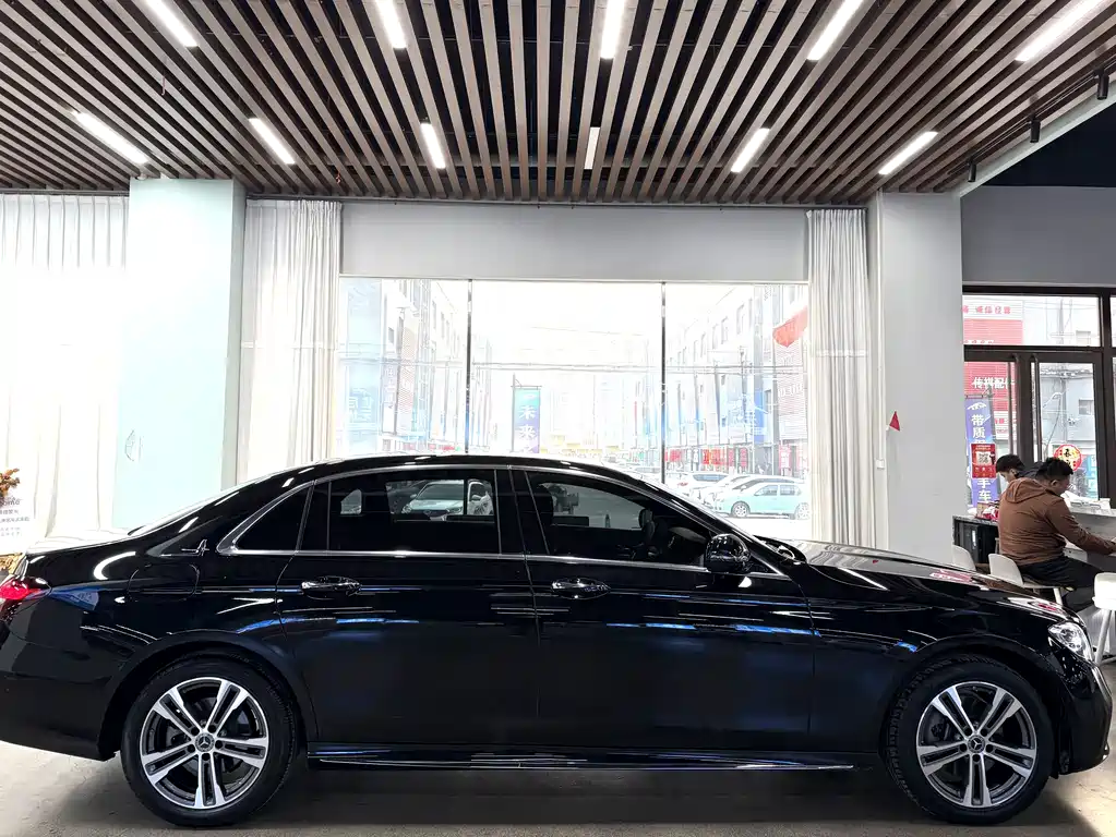 Mercedes-Benz E-Class 2023 — фото 18