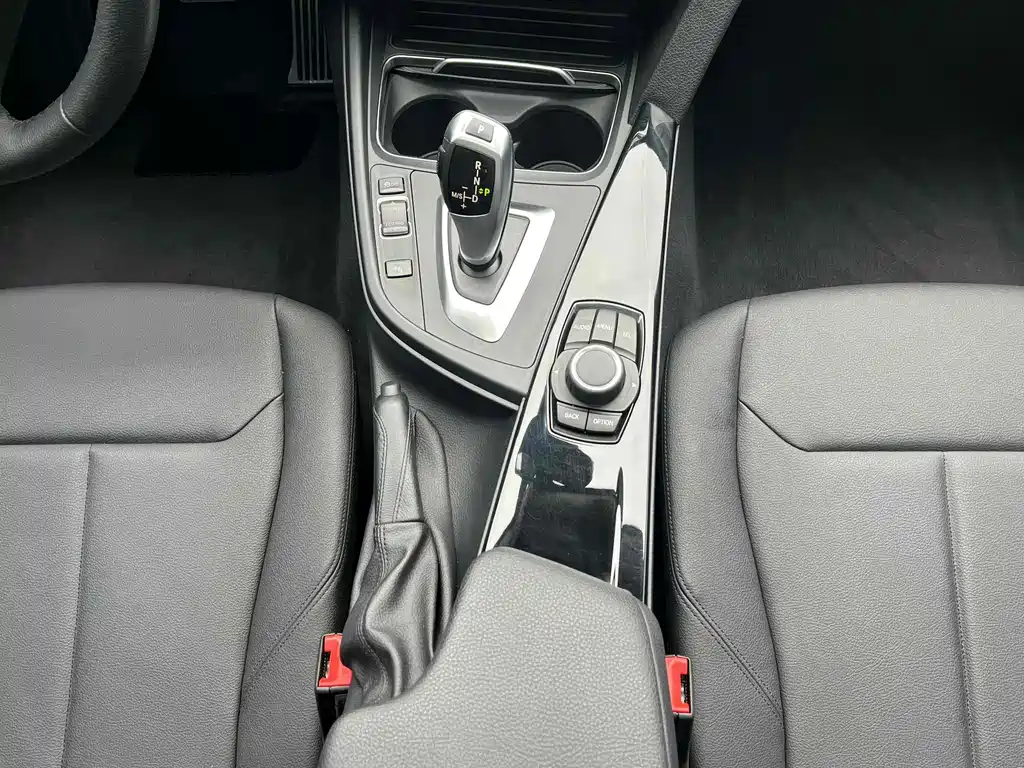 BMW 3 Series 2017 — фото 17