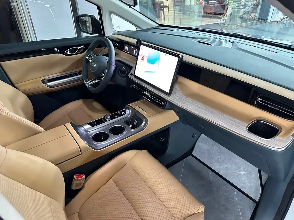 GAC Trumpchi E8 2025 — фото 12