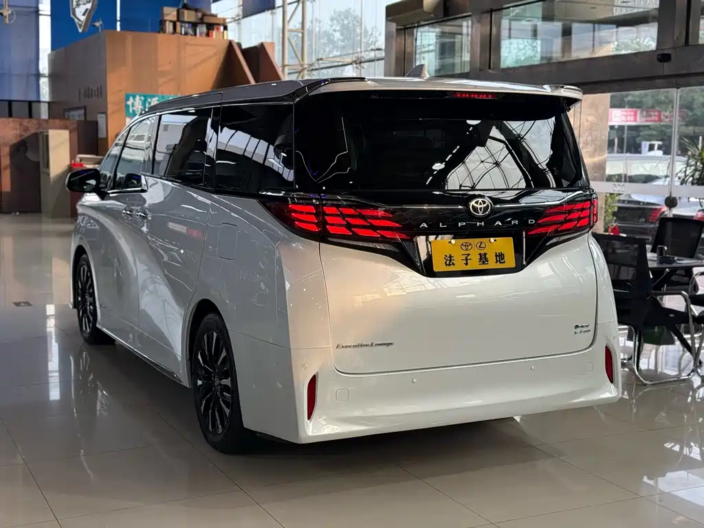 Toyota Alphard 2024 — фото 22