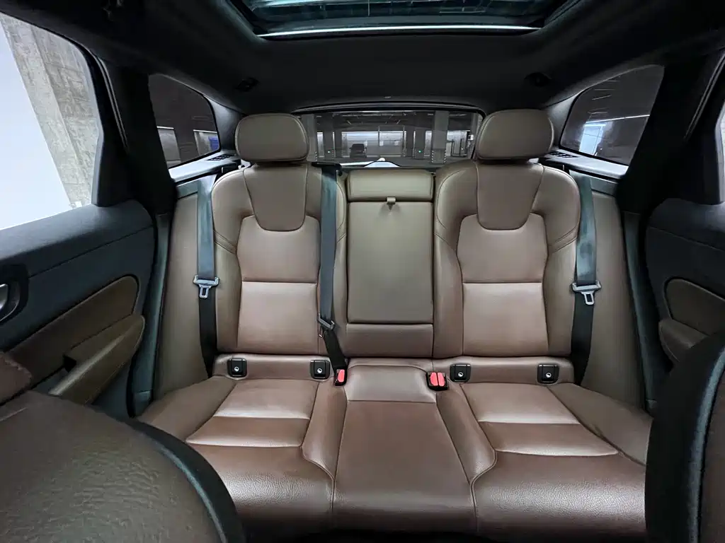 Volvo XC60 2022 — фото 16