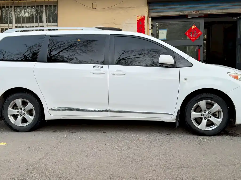 Toyota Sienna 2015 — фото 8