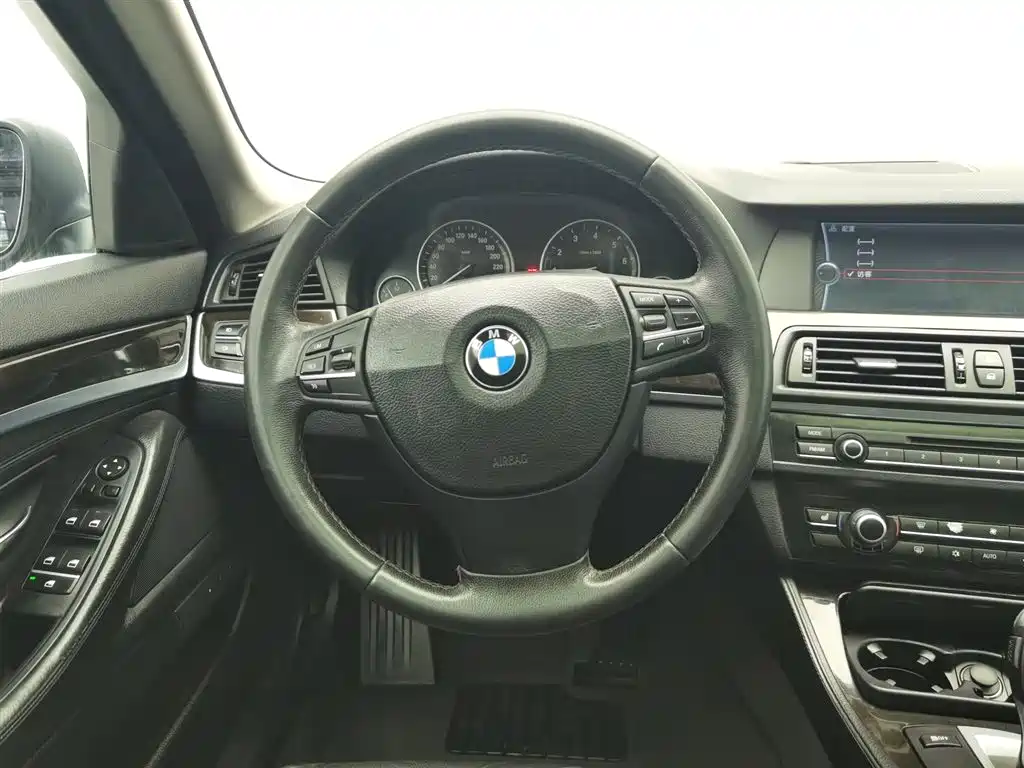 BMW 5 Series 2012 — фото 11