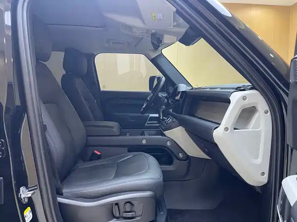 Land Rover Defender 2024