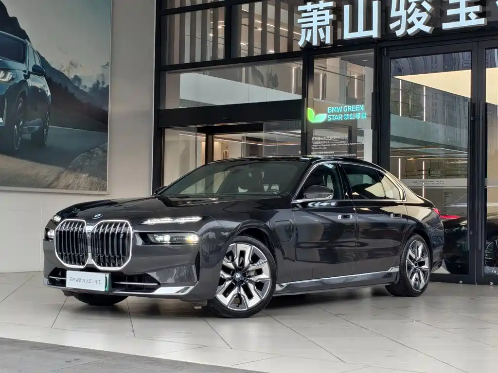 BMW i7 2023 — фото 1
