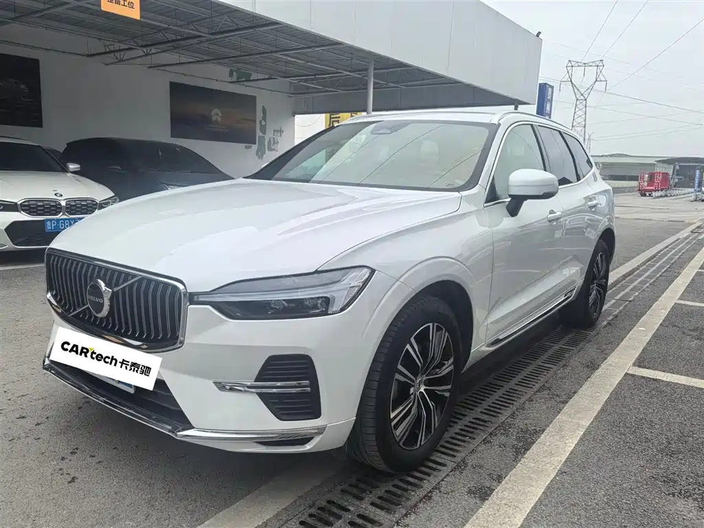 Volvo XC60 2022 — фото 1