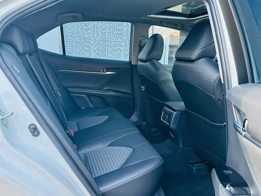 Toyota Camry 2023 — фото 14