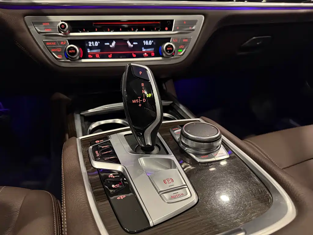 BMW 7 Series 2017 — фото 9