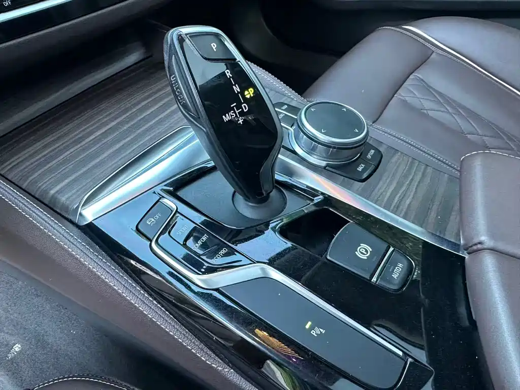BMW 5 Series 2019 — фото 15