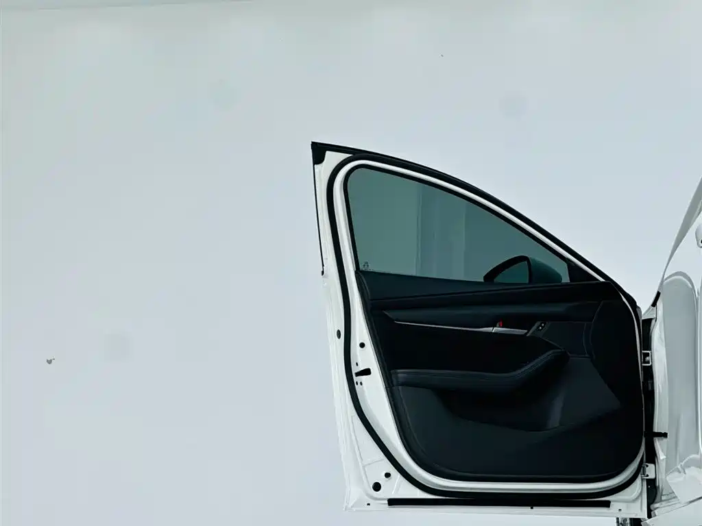 Mazda 3 Axela 2021 — фото 12