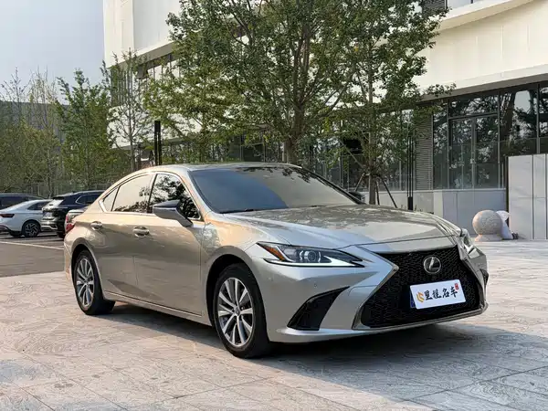 Lexus ES 2020