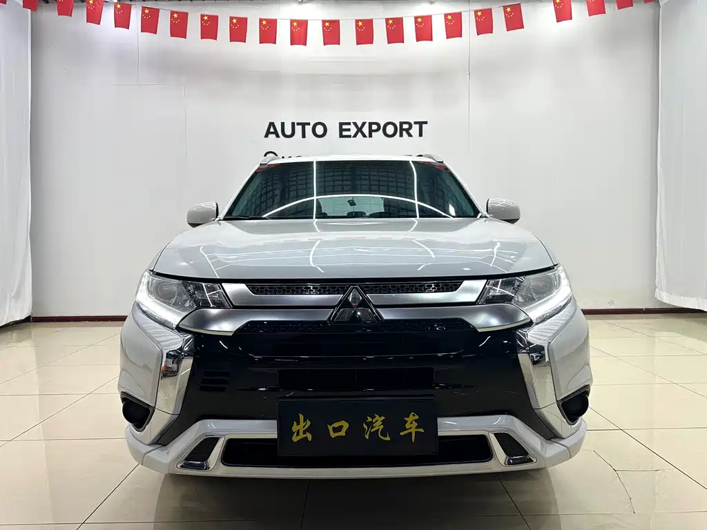 Mitsubishi Outlander 2022 — фото 1