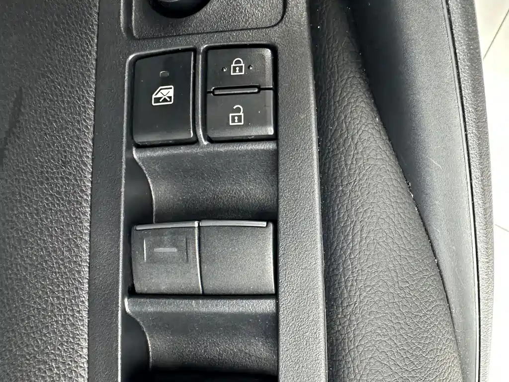 Toyota Corolla 2023 — фото 11