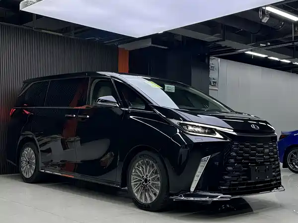 Lexus LM 2025