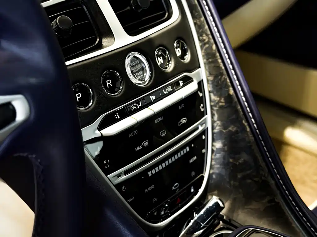 Aston Martin DB11 2019 — фото 19