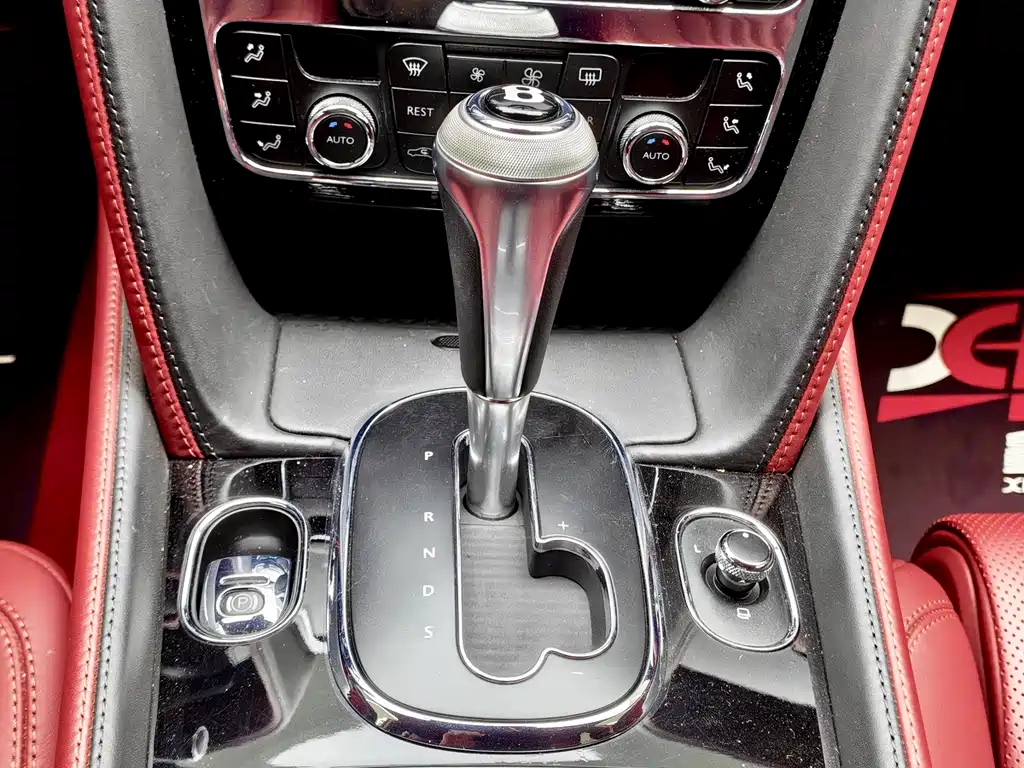 Bentley Flying Spur 2018 — фото 15