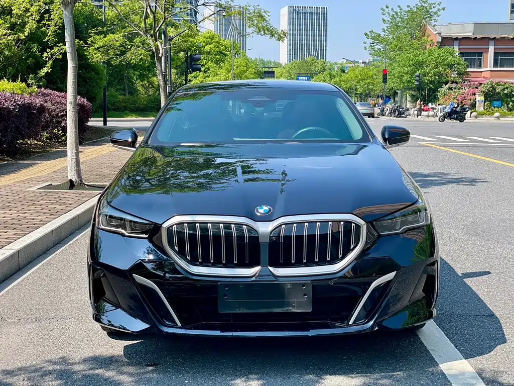 BMW 5 Series 2025 — фото 2