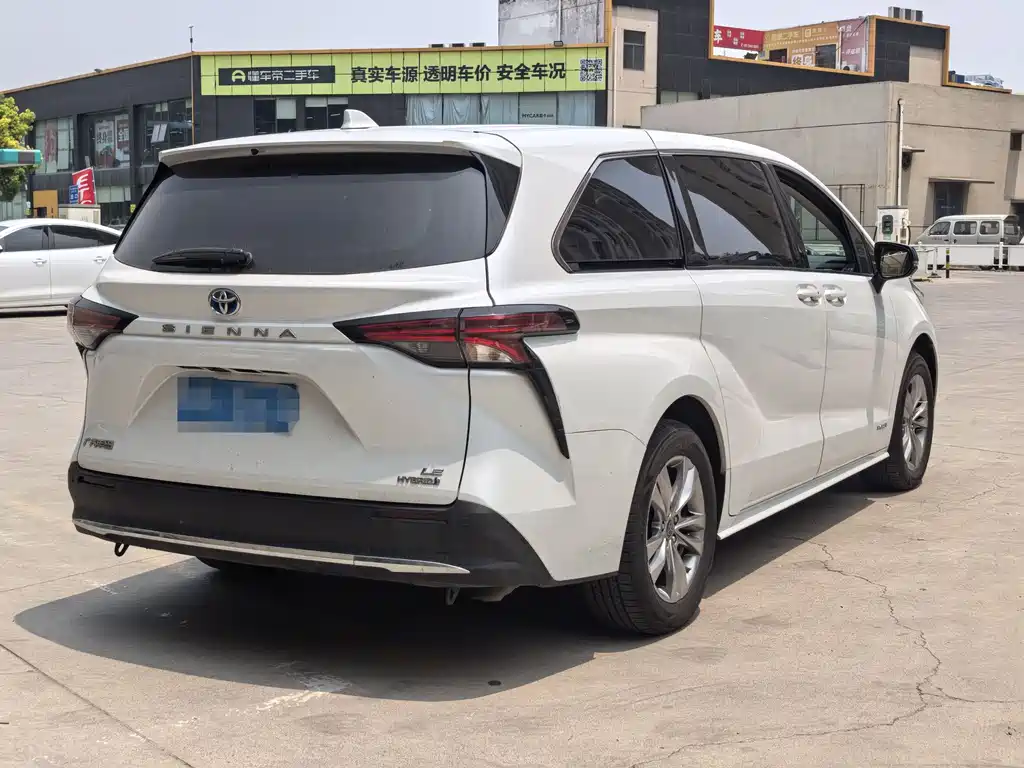 Toyota Sienna 2023 — фото 7