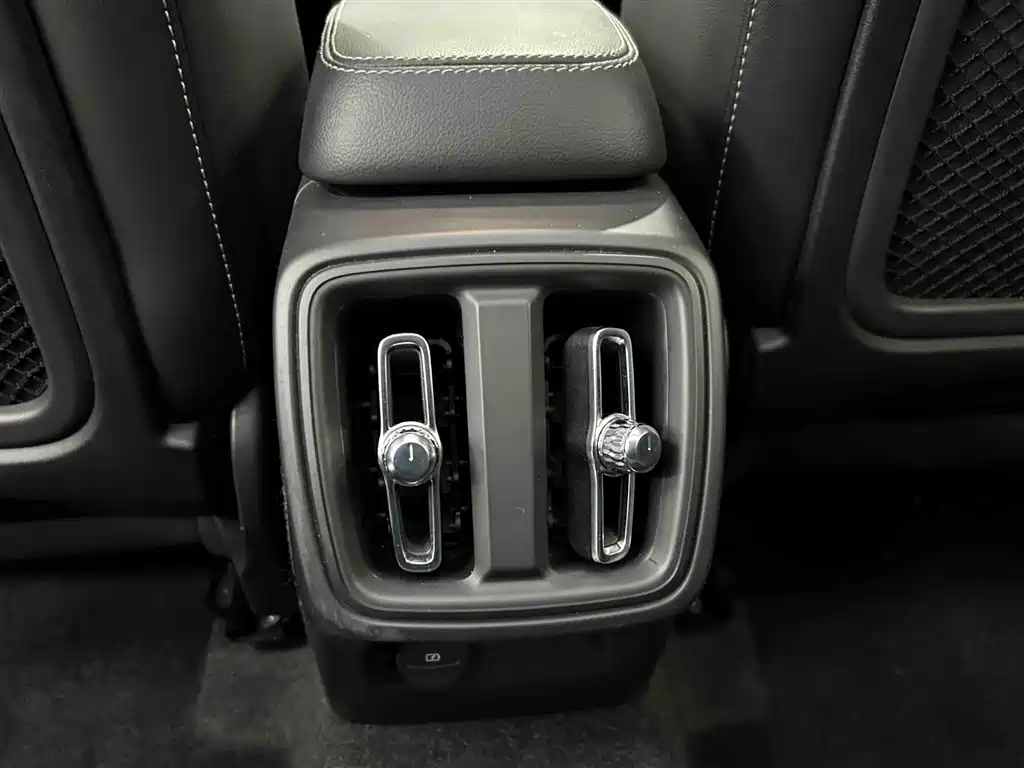 Volvo XC40 2023 — фото 15