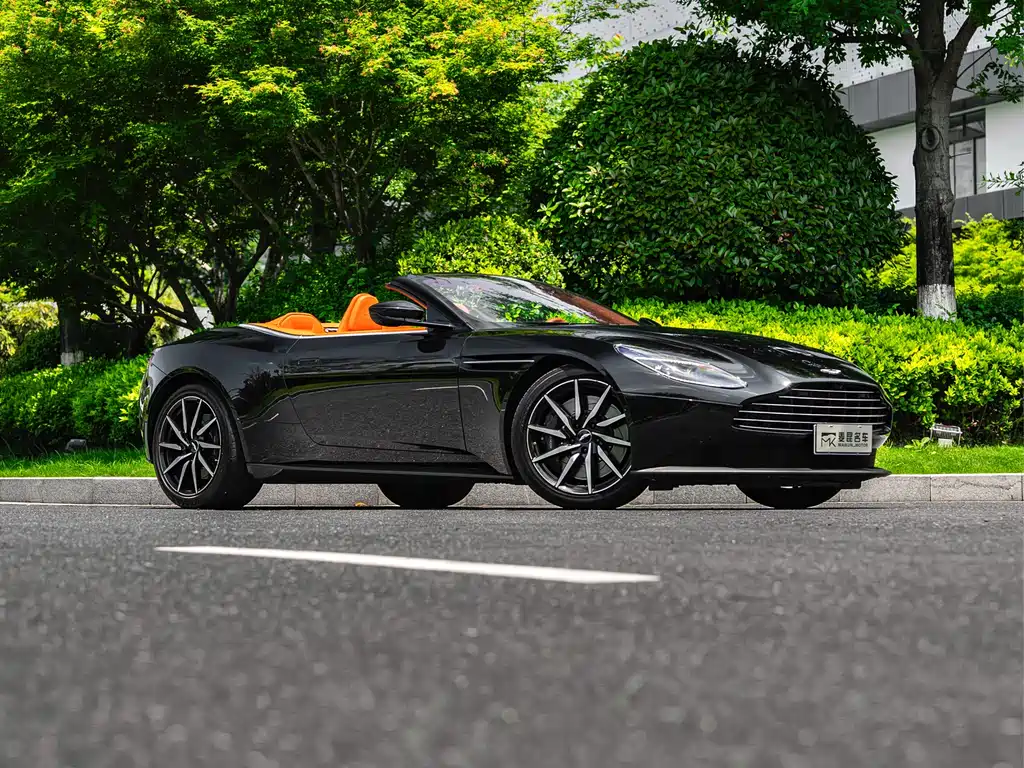 Aston Martin DB11 2023 — фото 3