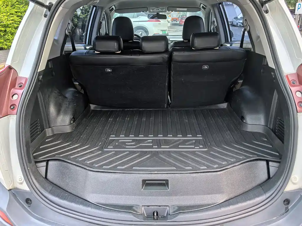 Toyota RAV4 2016 — фото 12
