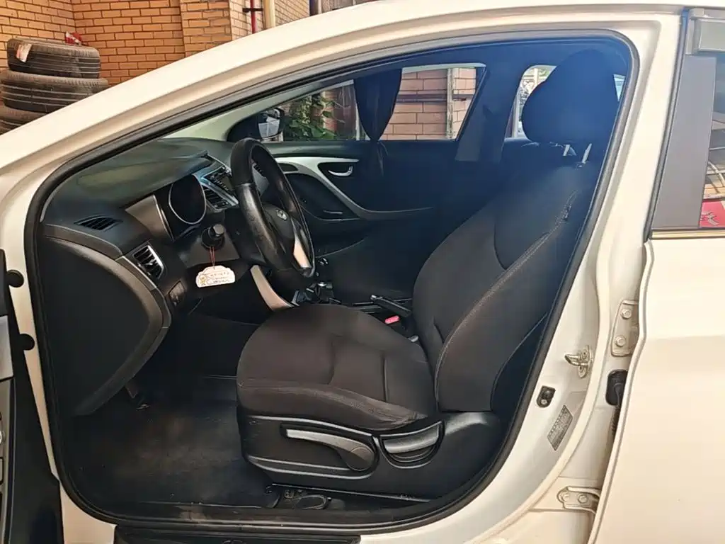 Hyundai Elantra 2015 — фото 15