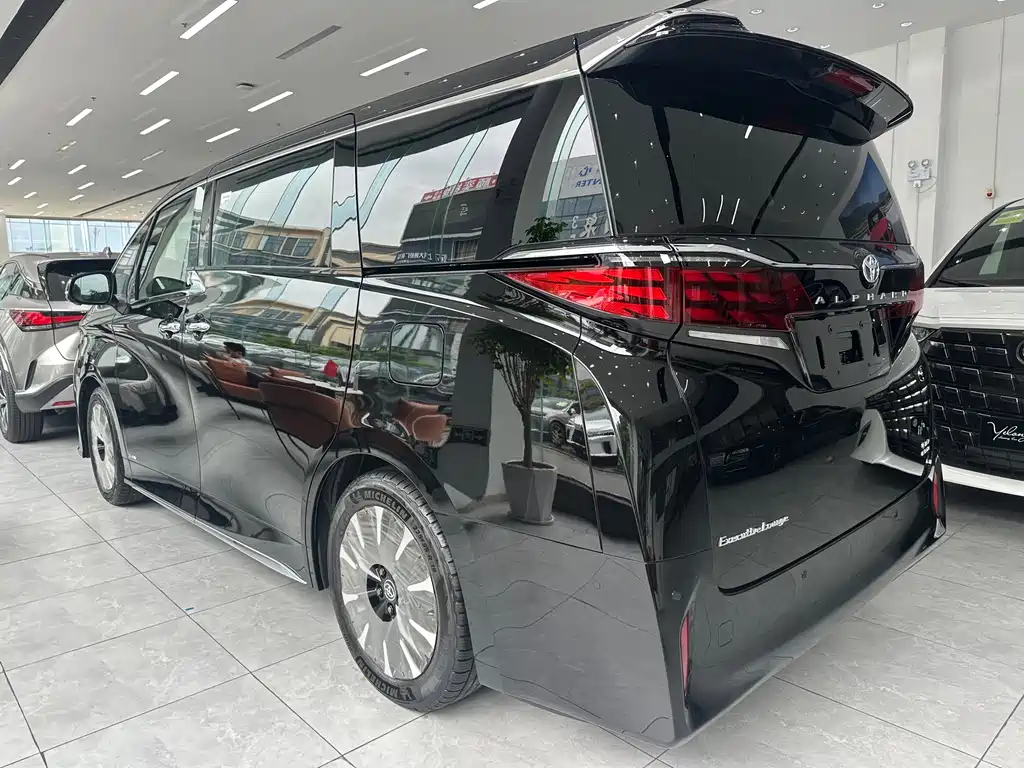 Toyota Alphard — фото 8