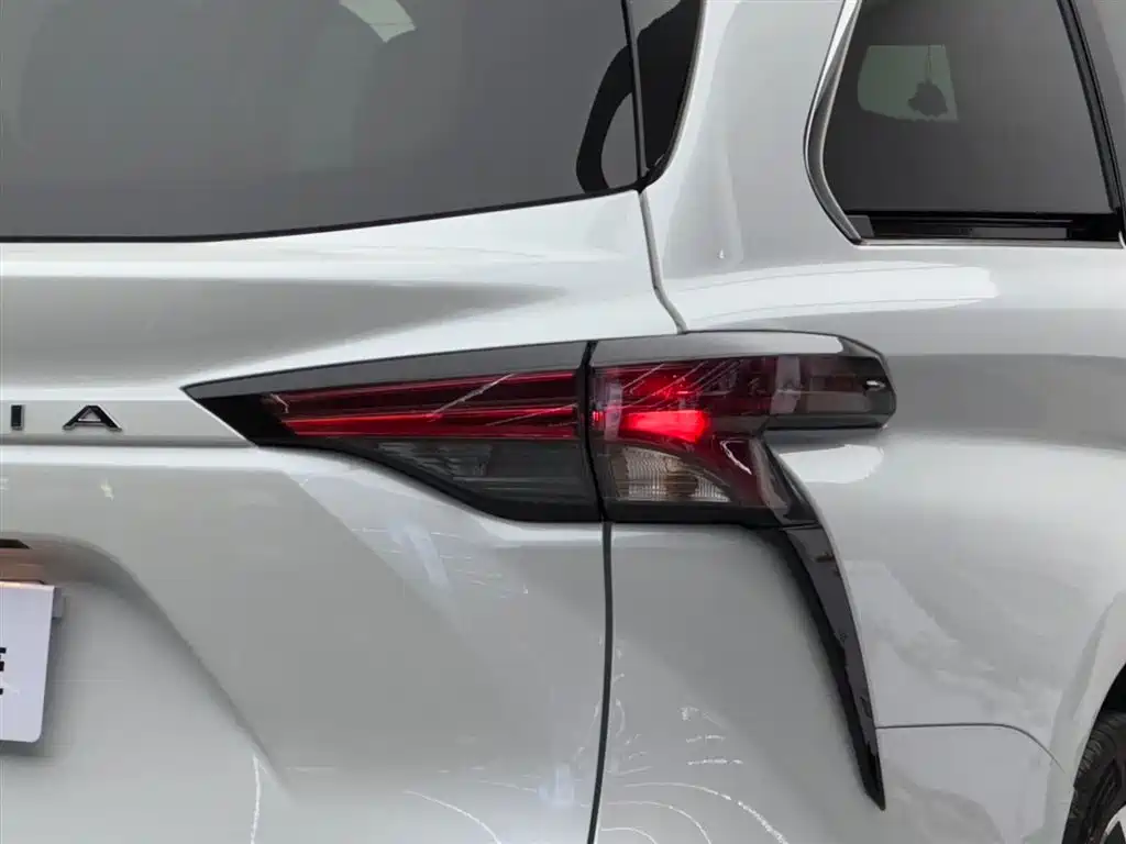 Toyota Granvia 2023 — фото 17