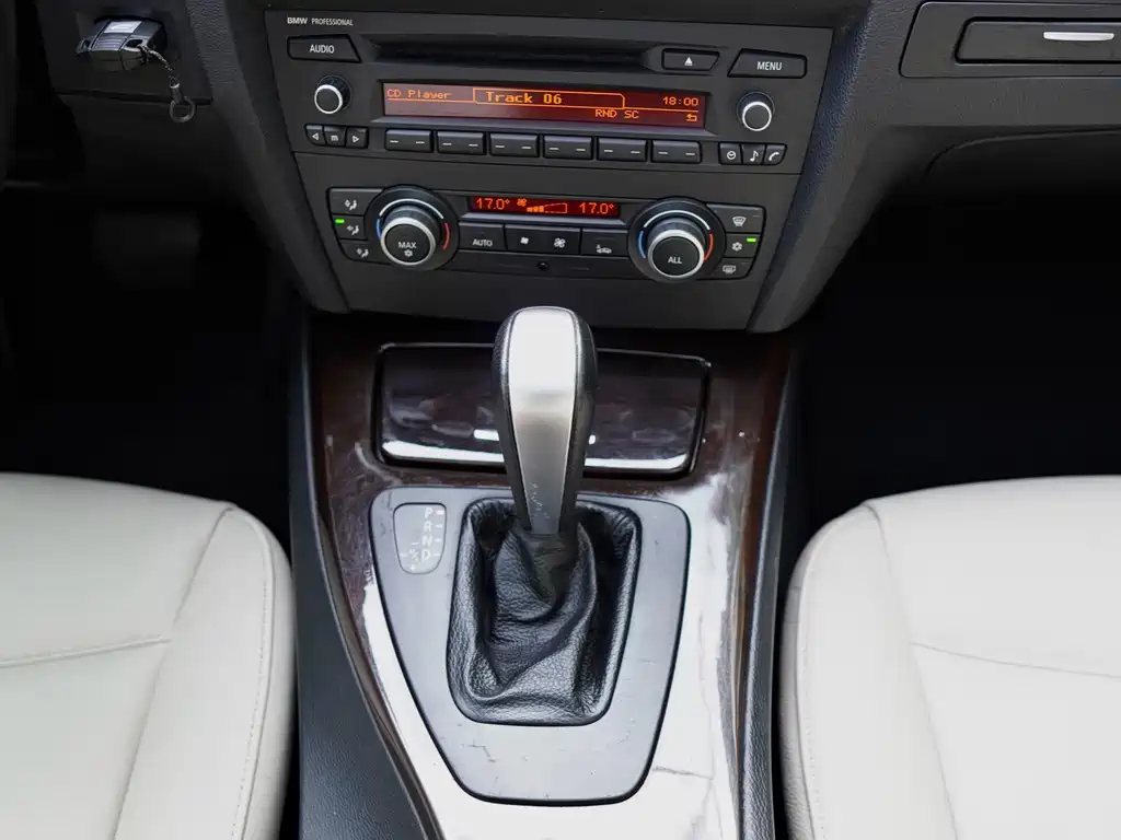 BMW 3 Series 2011 — фото 10