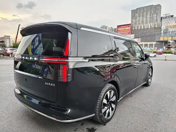 Volvo EM90 2025