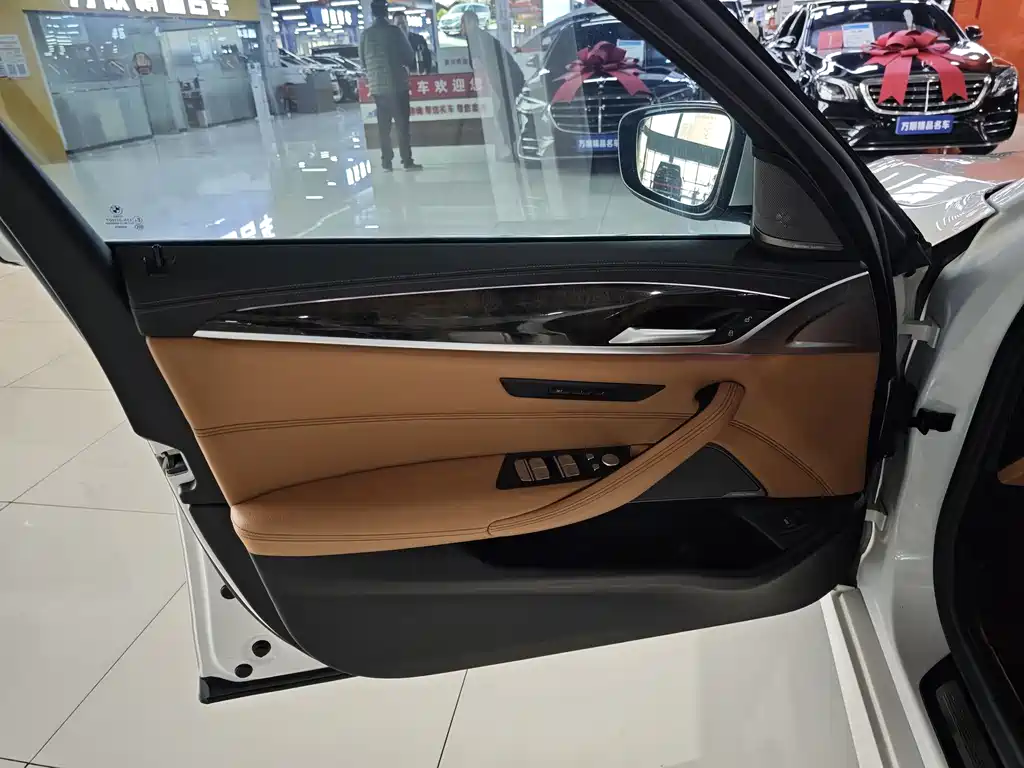 BMW 5 Series 2020 — фото 11